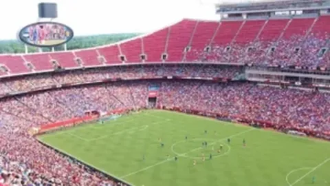 意媒：萨沃纳将休战数周，坎比亚索伤势不重，道格拉斯肌肉受损